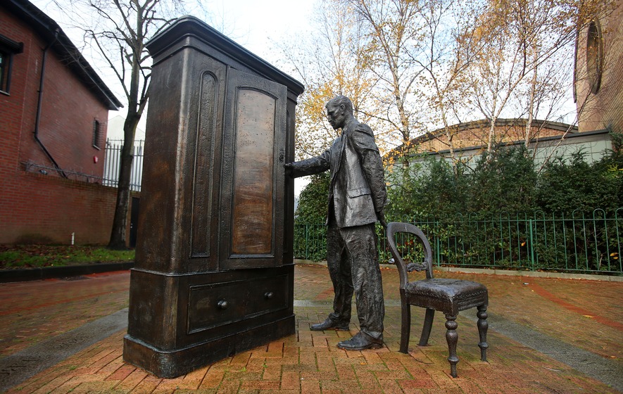 A life-size C.S Lewis statue called The Searcher.