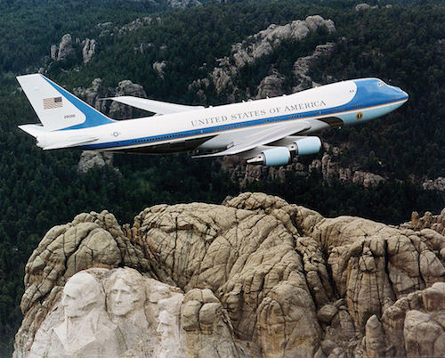 1024px-Air_Force_One_over_Mt._Rushmore.jpg
