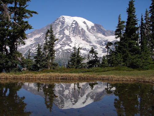 Mount_Rainier_and_lake_reflection.jpg