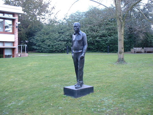 Institute_of_Astronomy,_statue_of_Sir_Fred_Hoyle_-_geograph.org.uk_-_372582.jpg