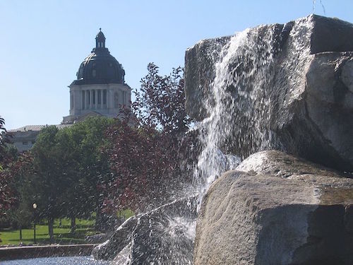 South_Dakota_State_Capitol_with_water_feature.JPG